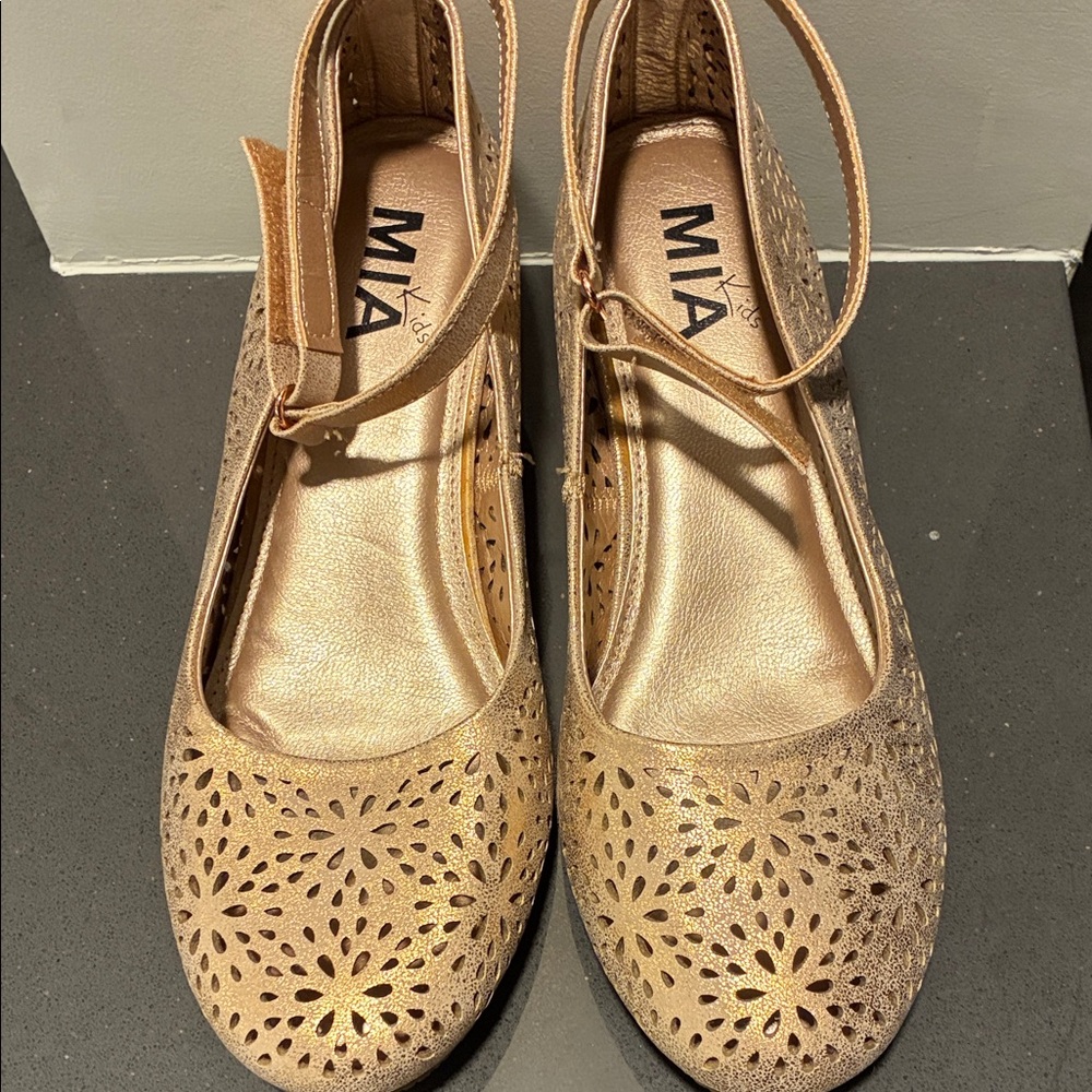 MIA Women's Gold Floral Cutout Flats